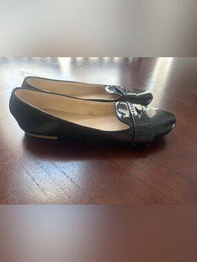 Zara Black Patent Ballet Flats with Toe Strap Detail - Kids size 7